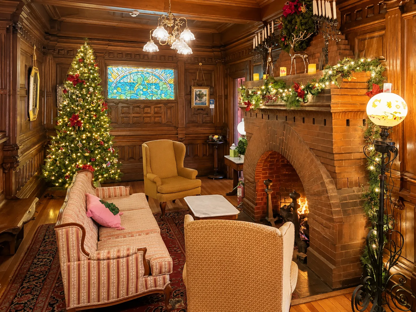 Interior histórico de la posada decorado para las fiestas