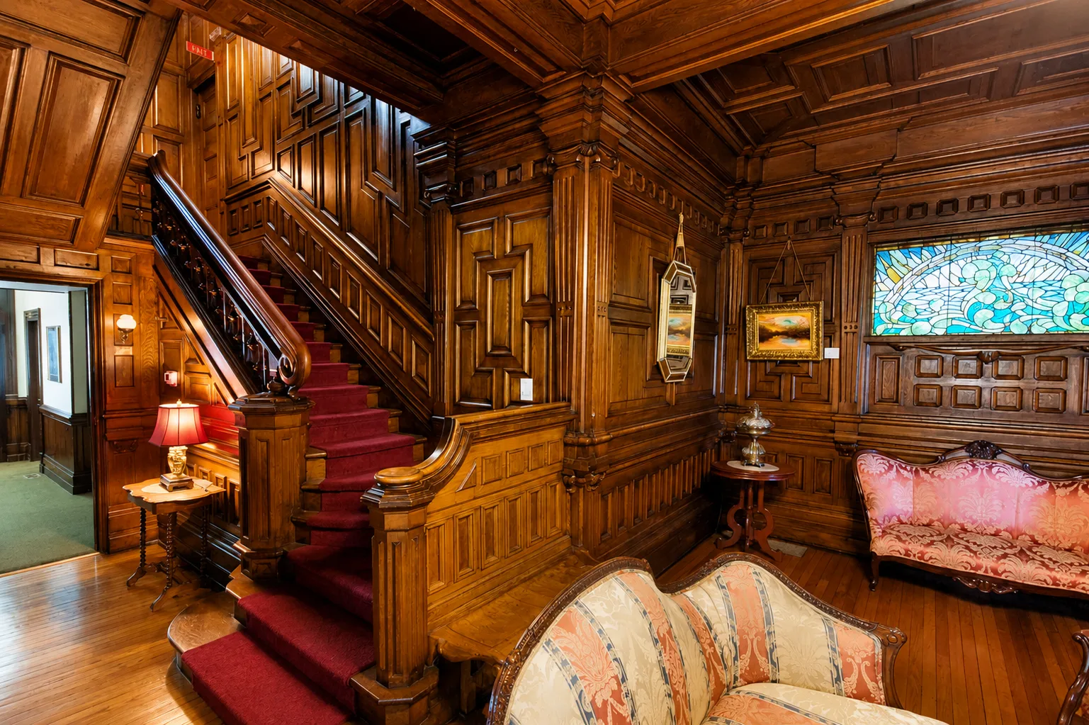 Interior histórico del Cedar Crest Inn