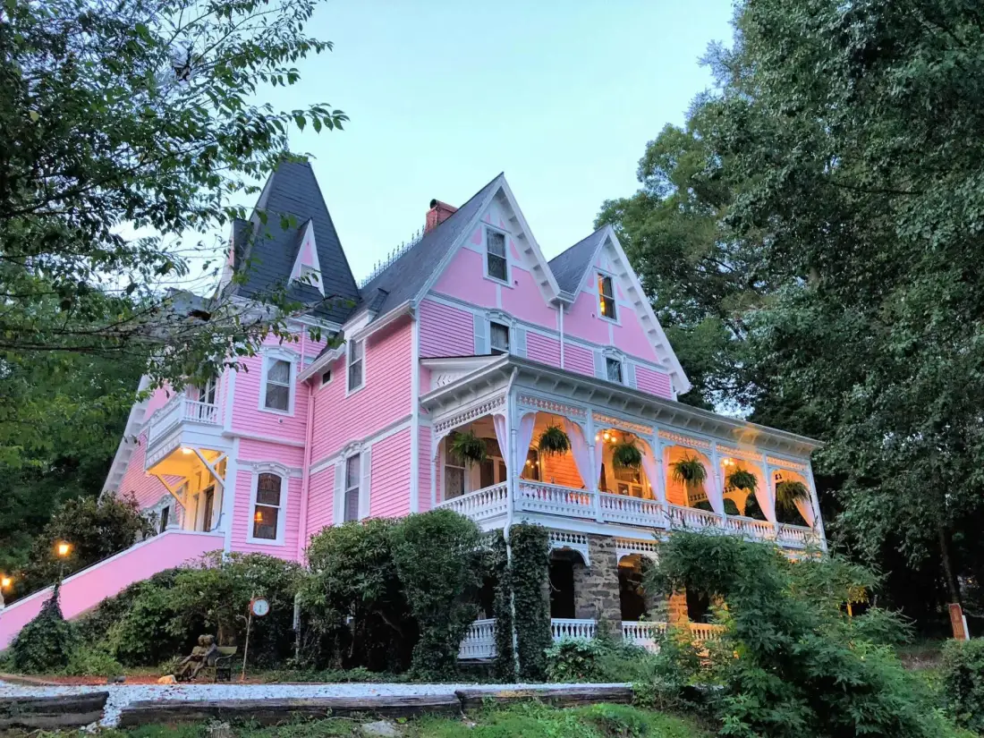 Exterior del histórico Cedar Crest Inn de estilo victoriano