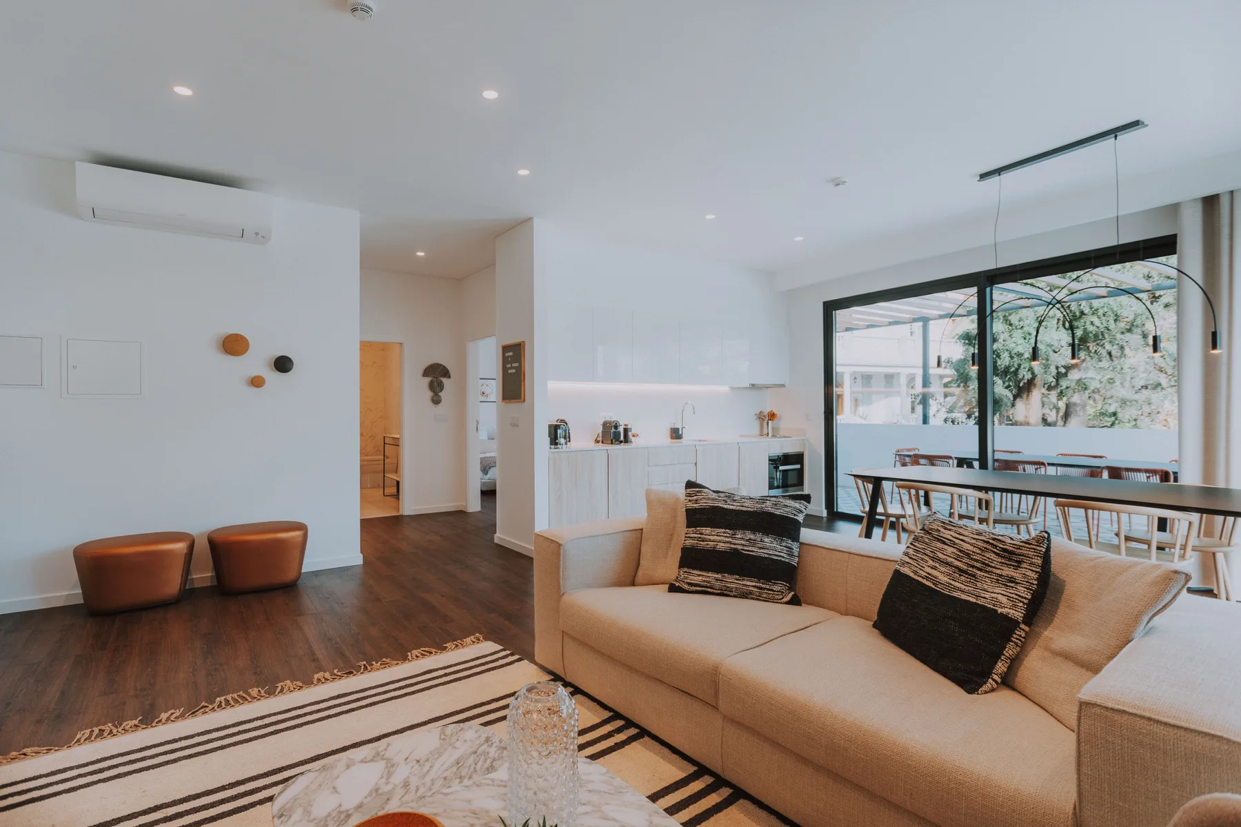 Sala de estar con asientos junto a una ventana grande.