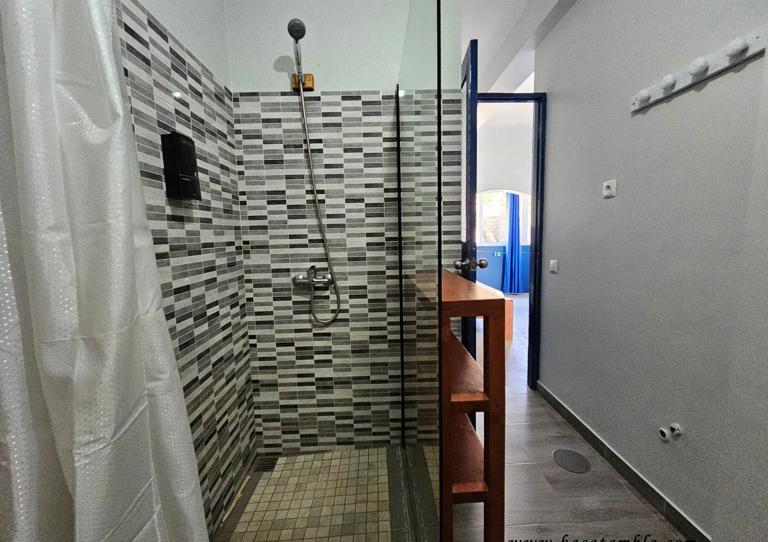 Baño de la suite grande con vistas al mar