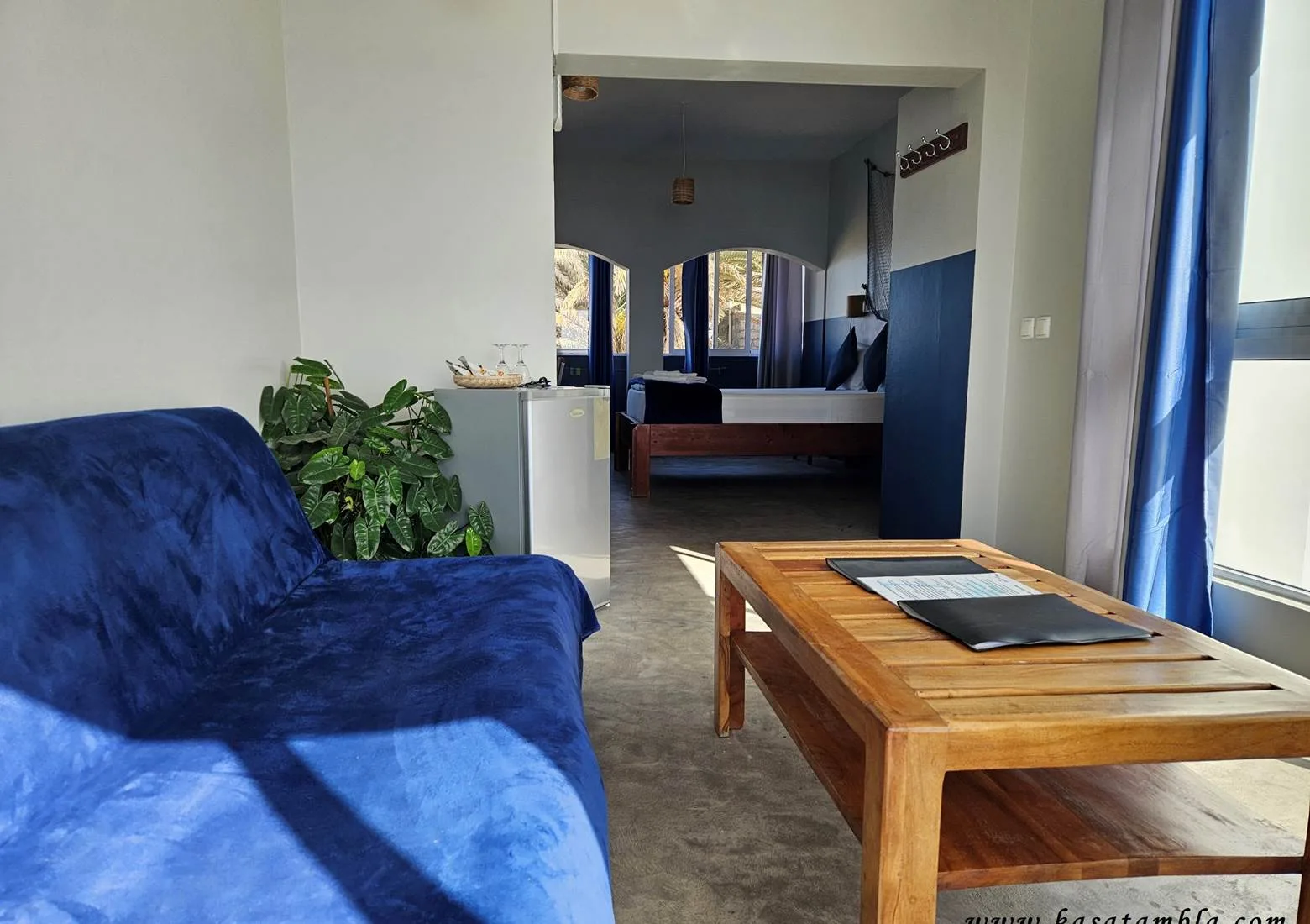 Sala de estar de la suite grande con vistas al mar