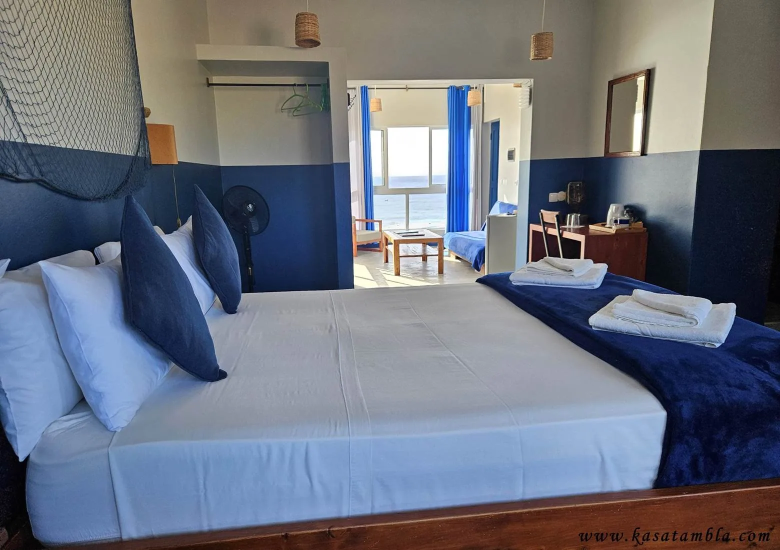 Dormitorio de la suite grande con vistas al mar