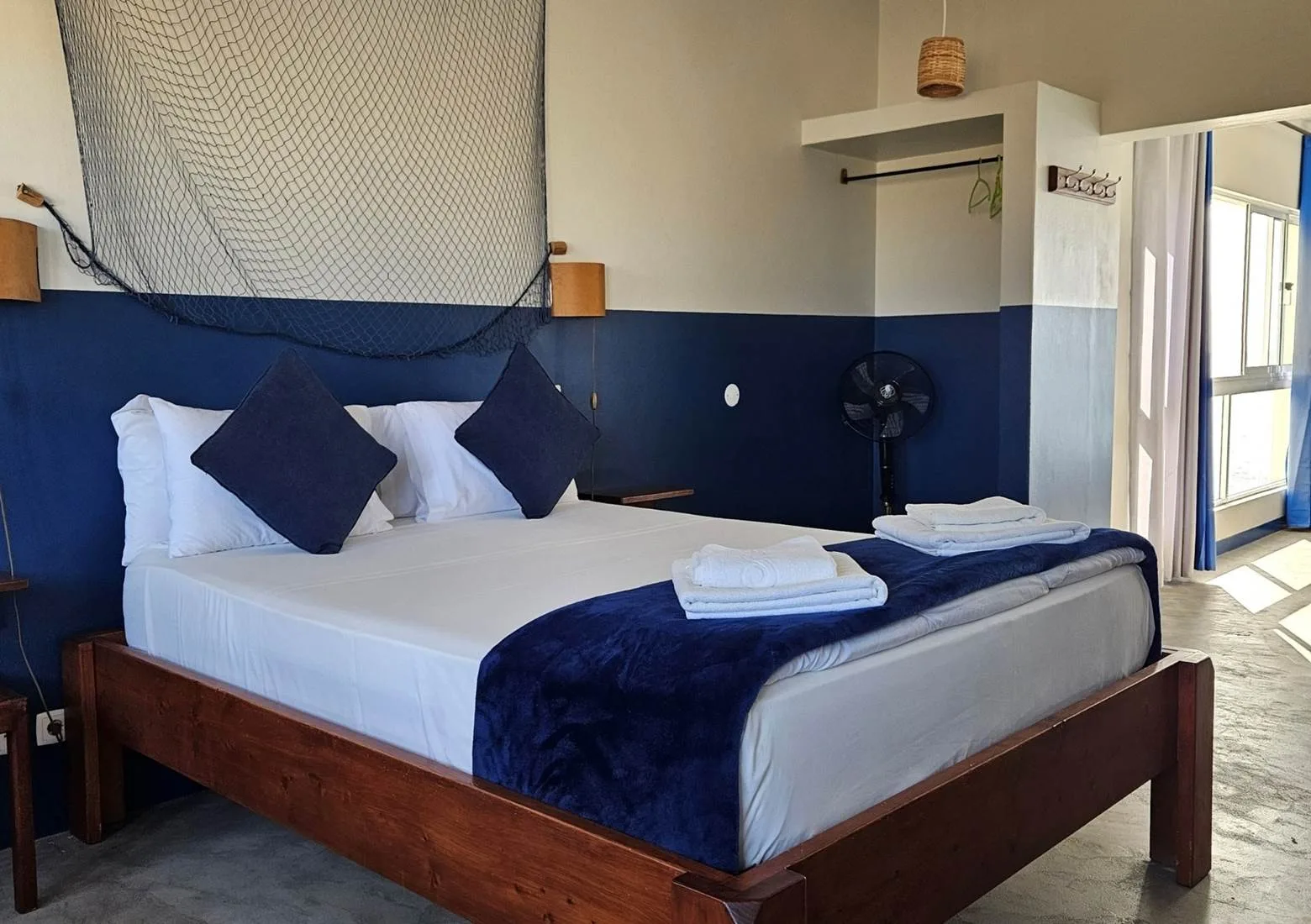 Dormitorio de la suite grande con vistas al mar