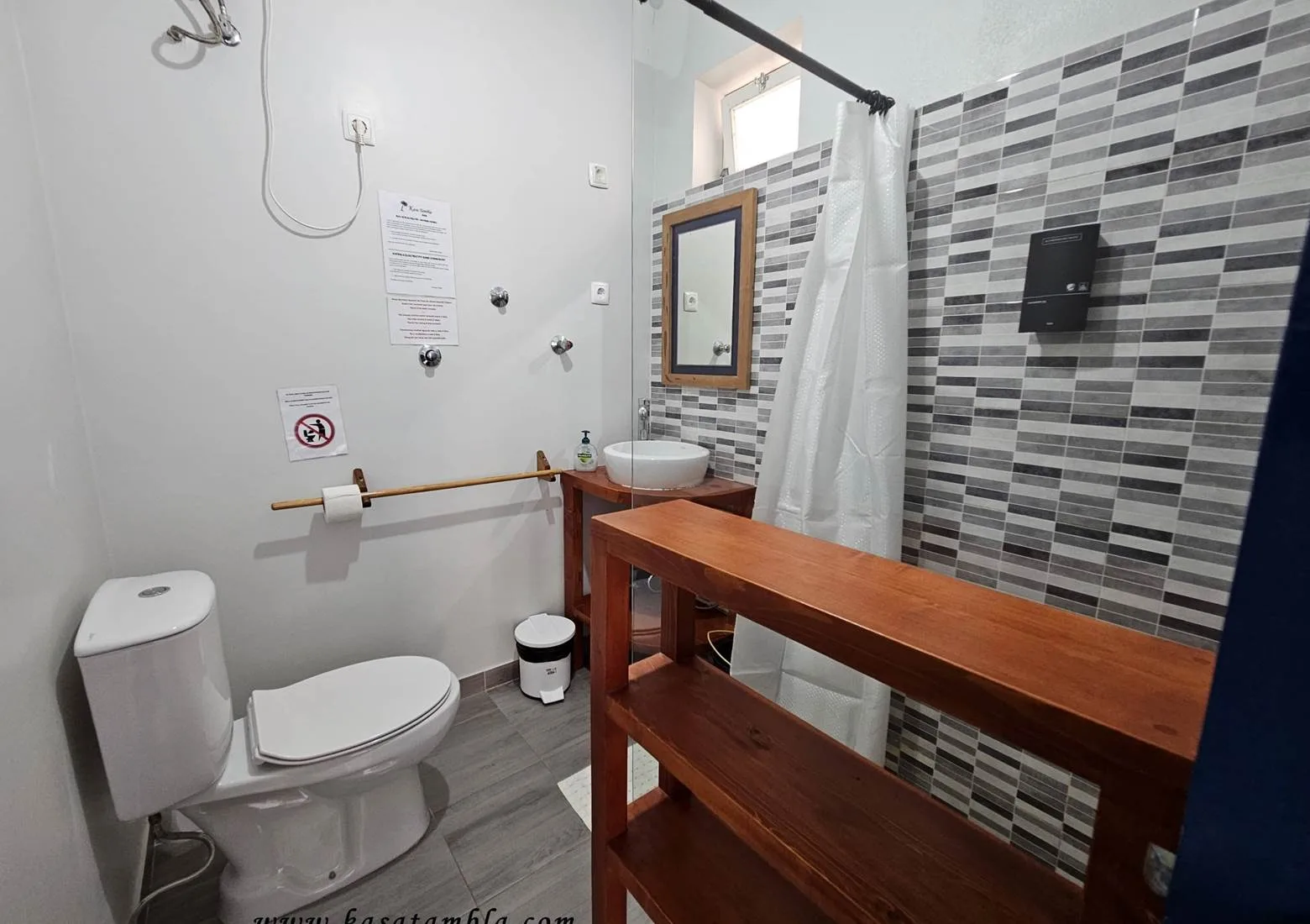Baño de la suite grande con vistas al mar