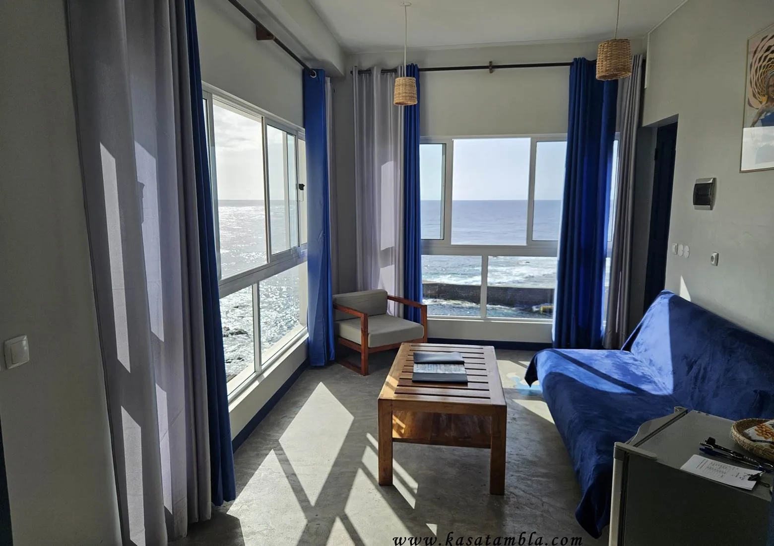 Sala de estar de la suite grande con vistas al mar
