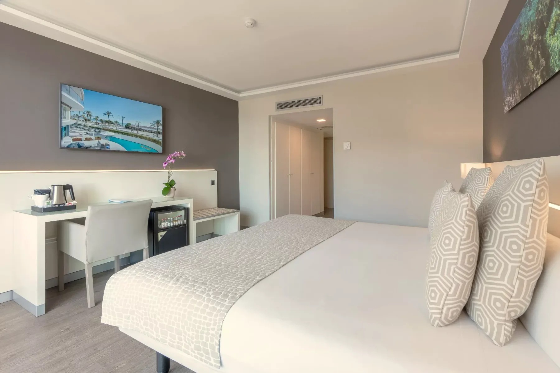 Executive room with lateral sea view
