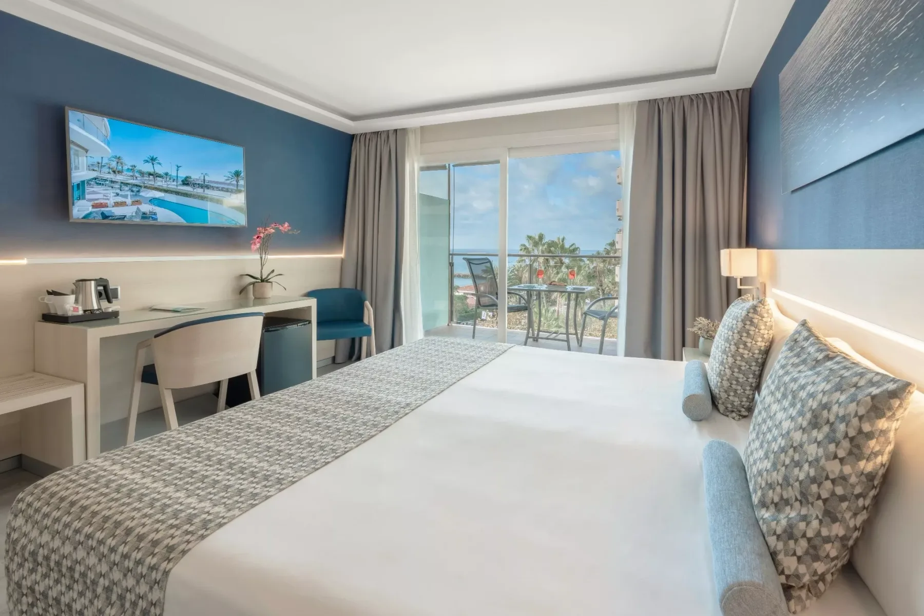 Room with lateral sea view