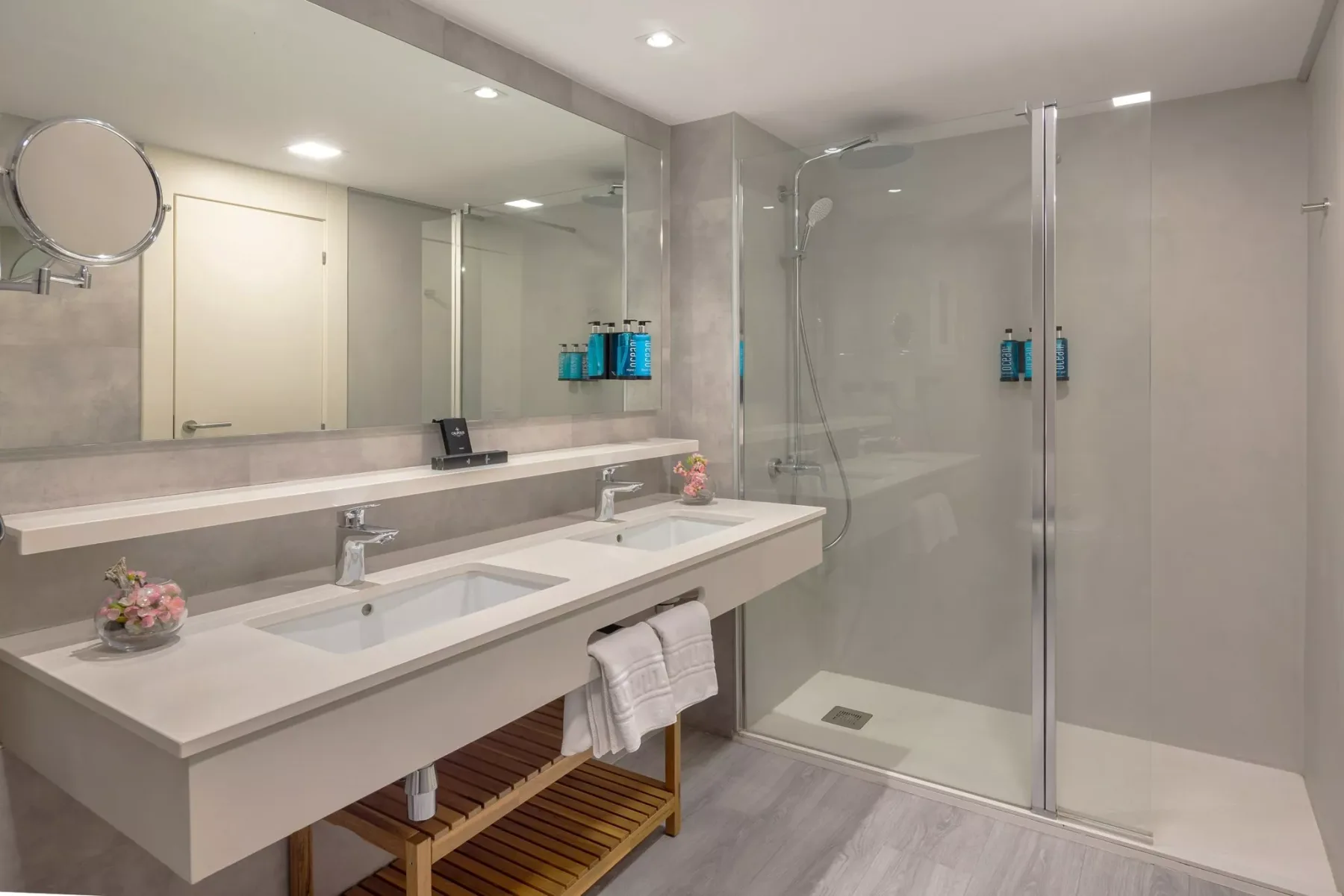 Room with lateral sea view