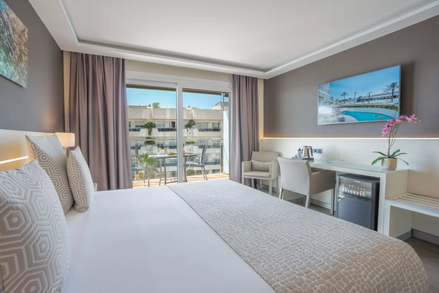 Room with lateral sea view