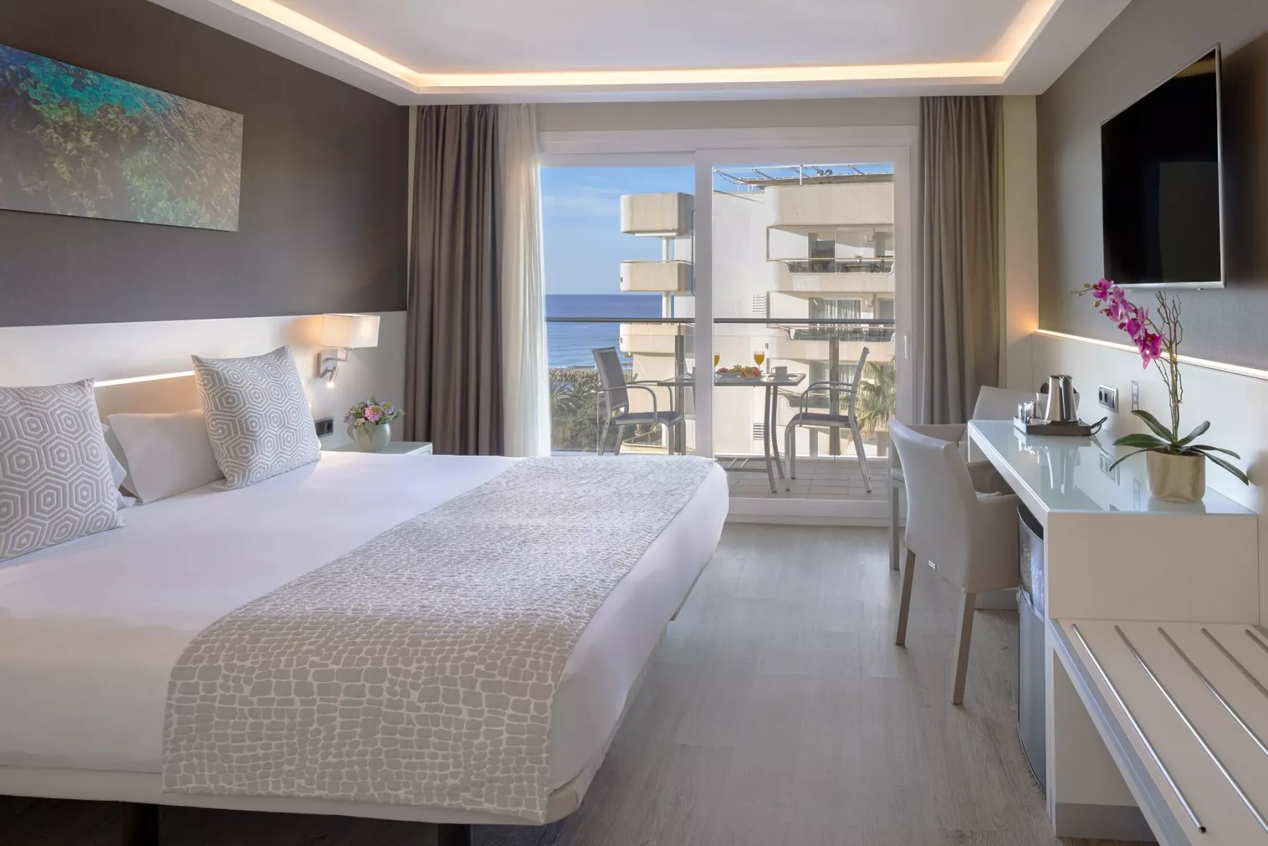 Executive room with lateral sea view