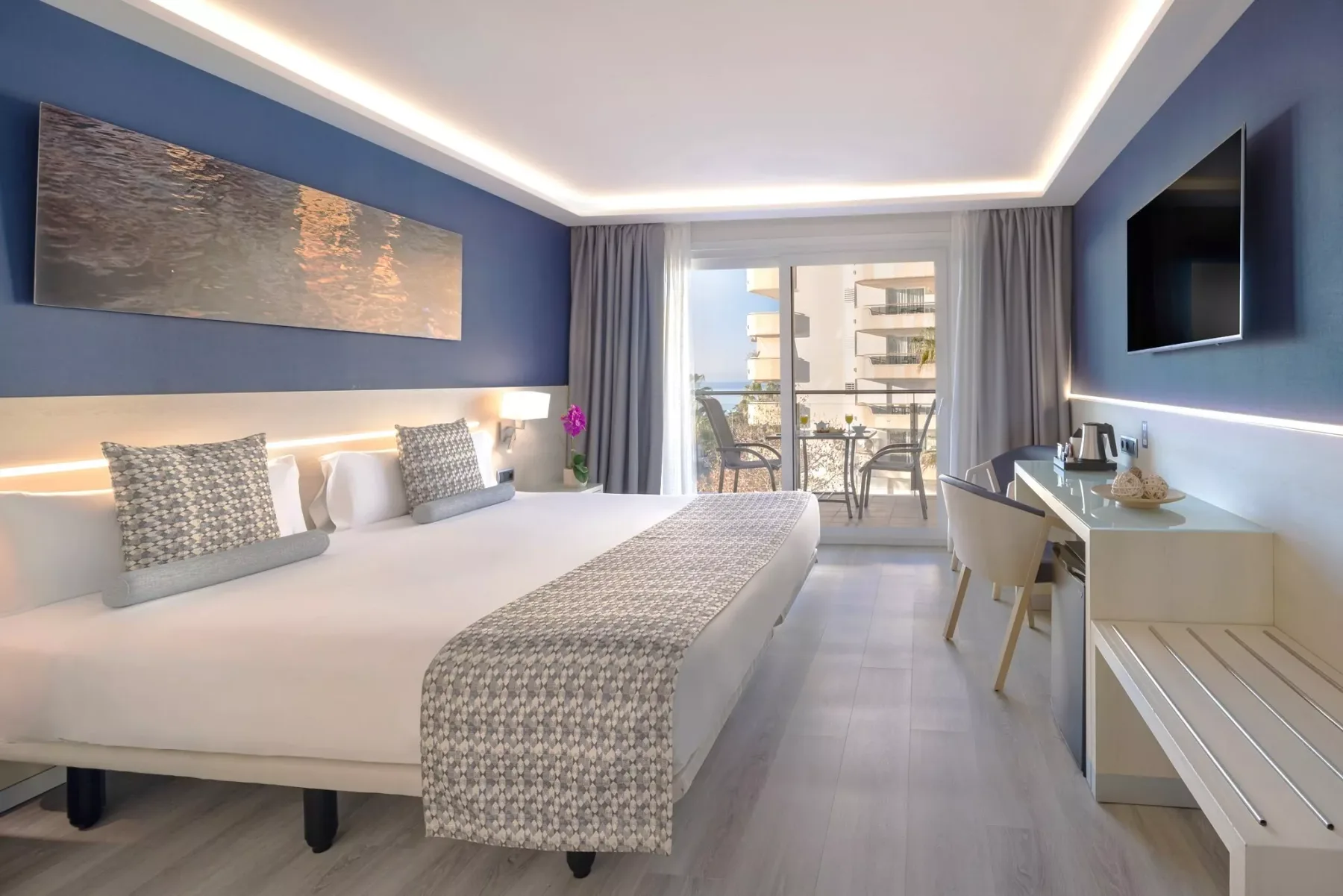 Room with lateral sea view