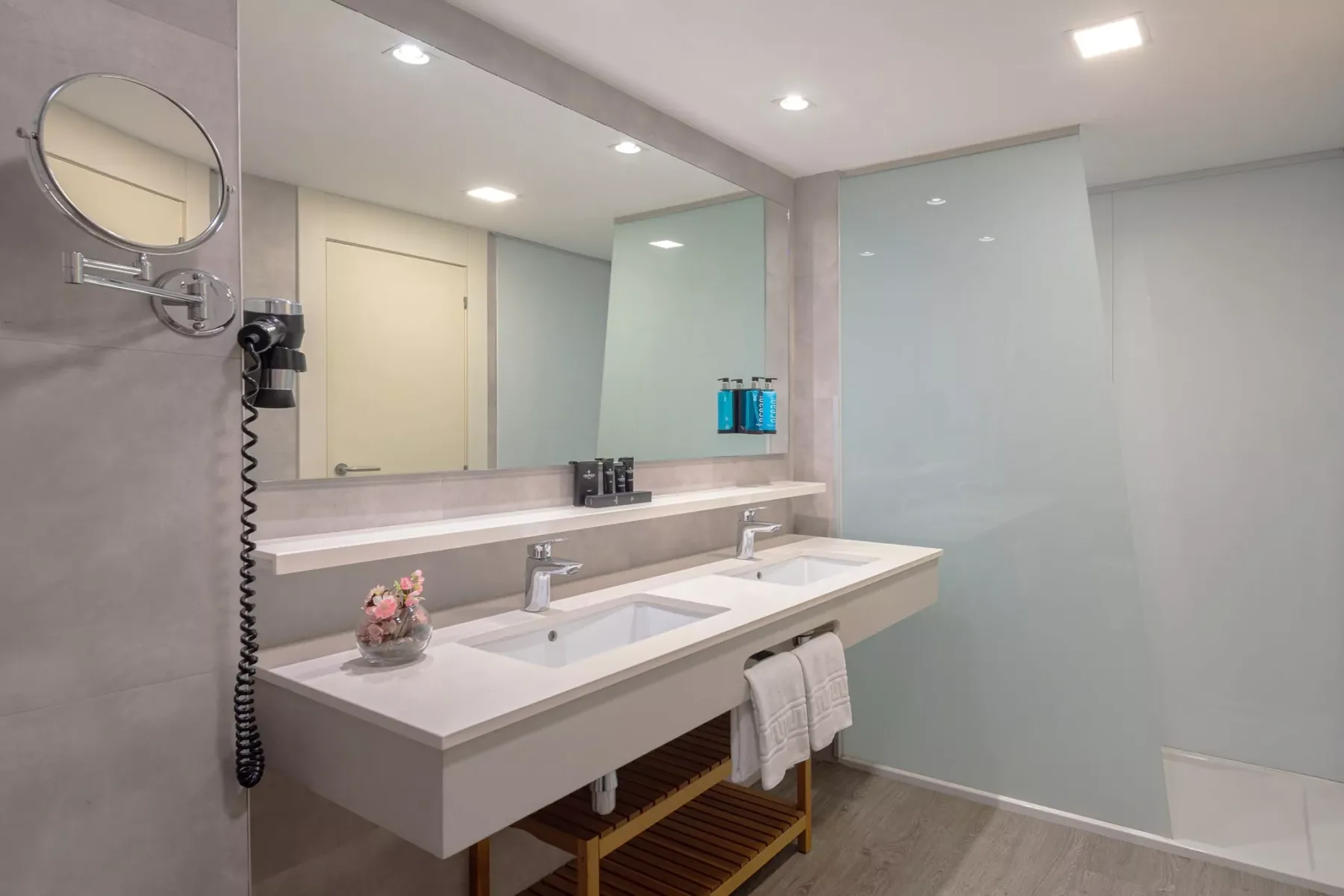 Executive room with lateral sea view