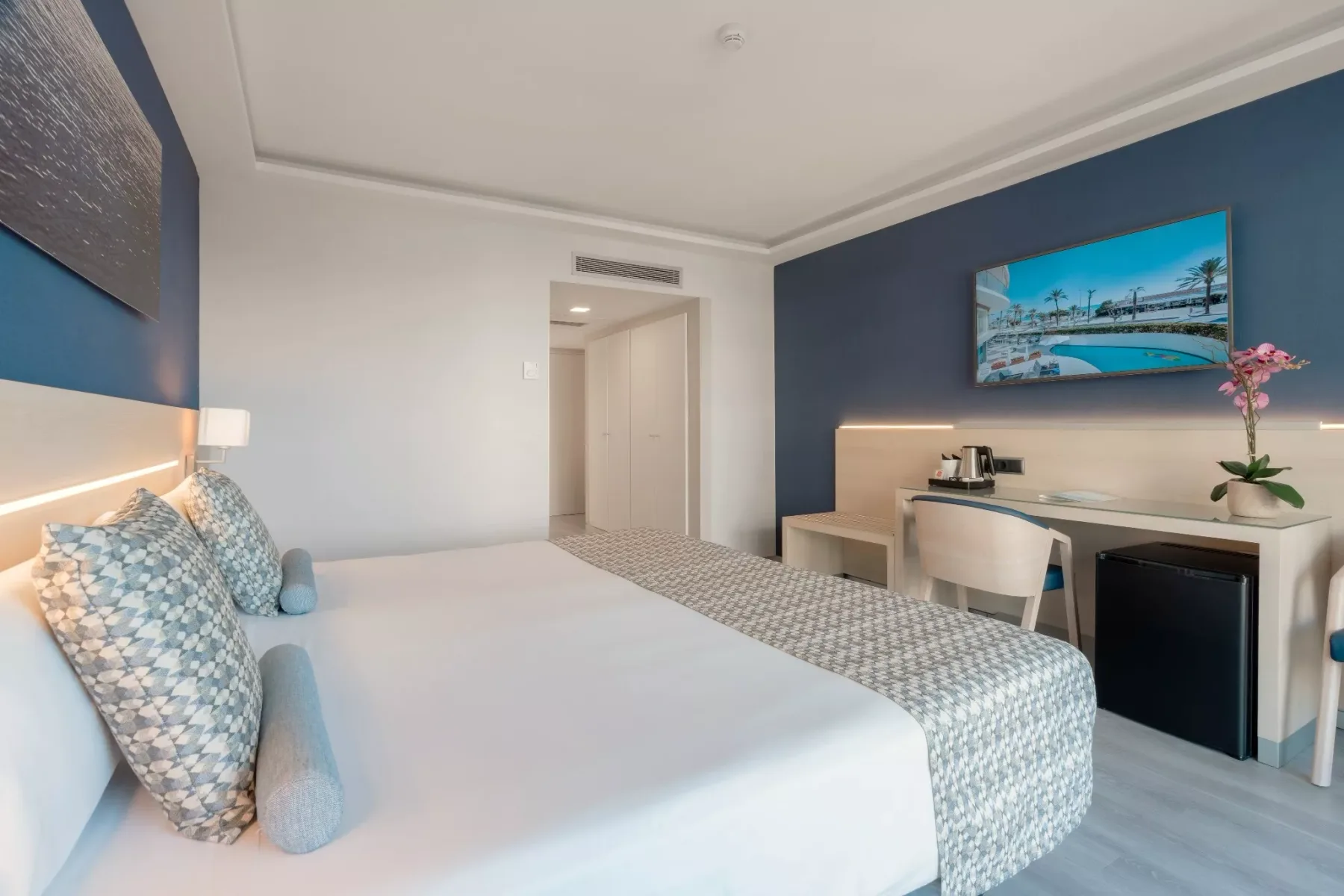 Room with lateral sea view
