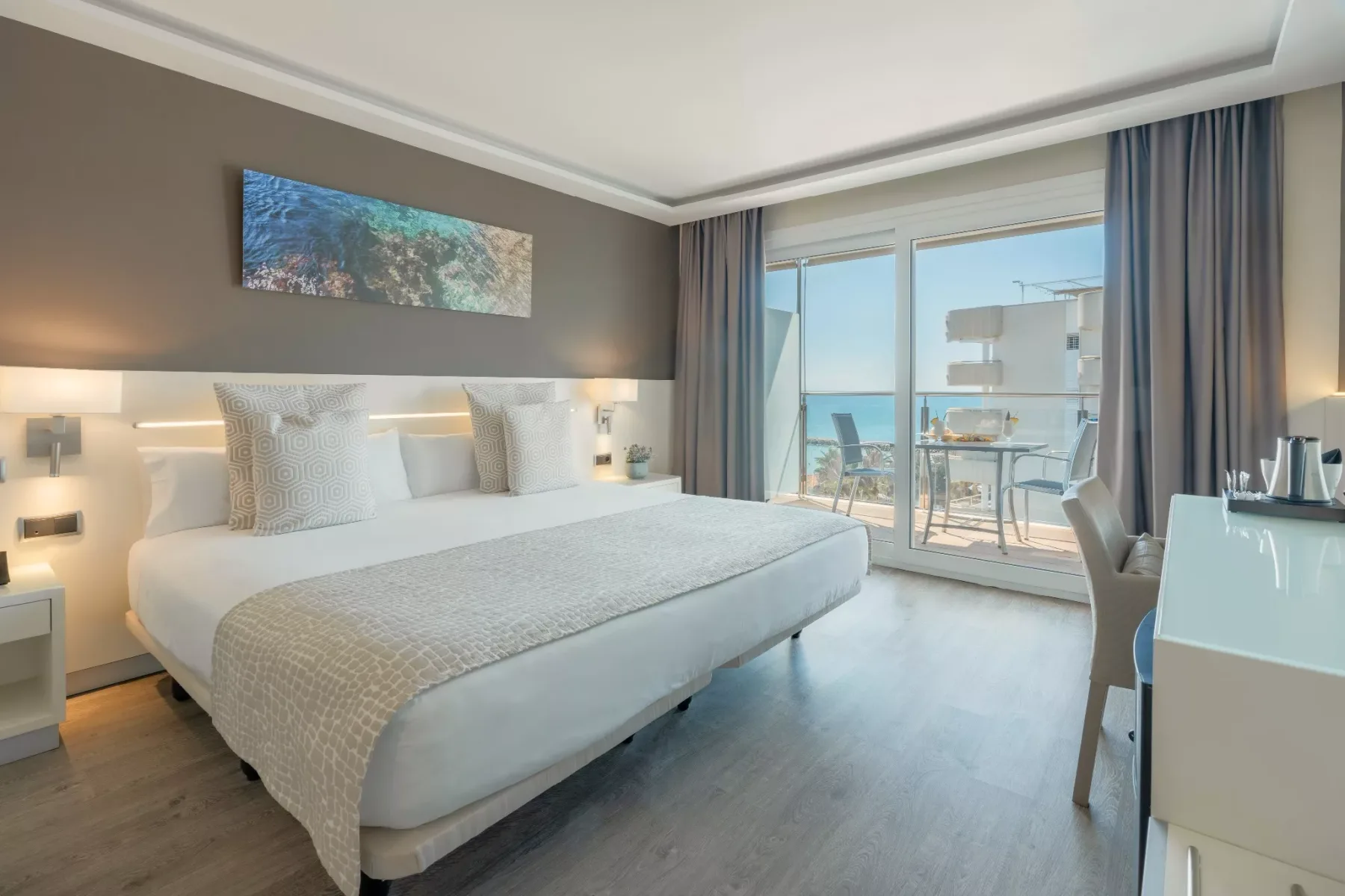 Executive room with lateral sea view