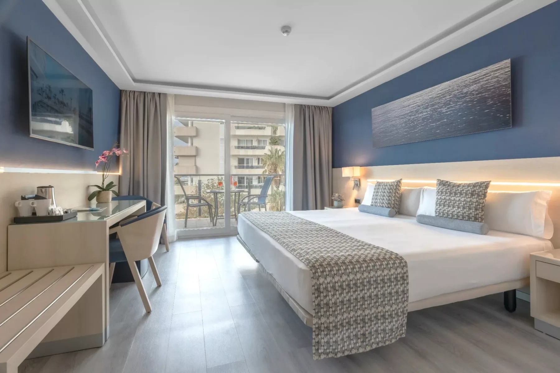 Room with lateral sea view