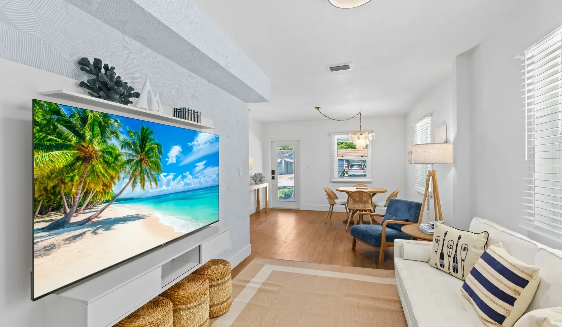 Una luminosa sala de estar y comedor tiene una zona para sentarse y un televisor.