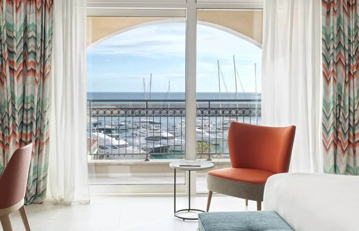 Room opening onto a deck
