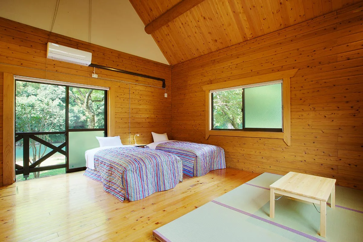 Interior de la casa de troncos