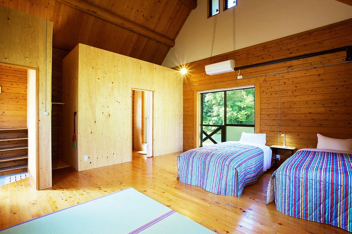 Interior de la casa de troncos