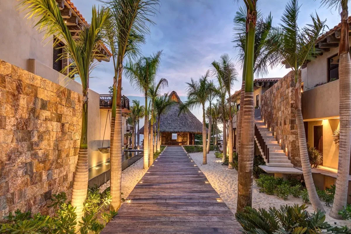 Exclusive 10BR w/ Infinity Pool & Ocean Views