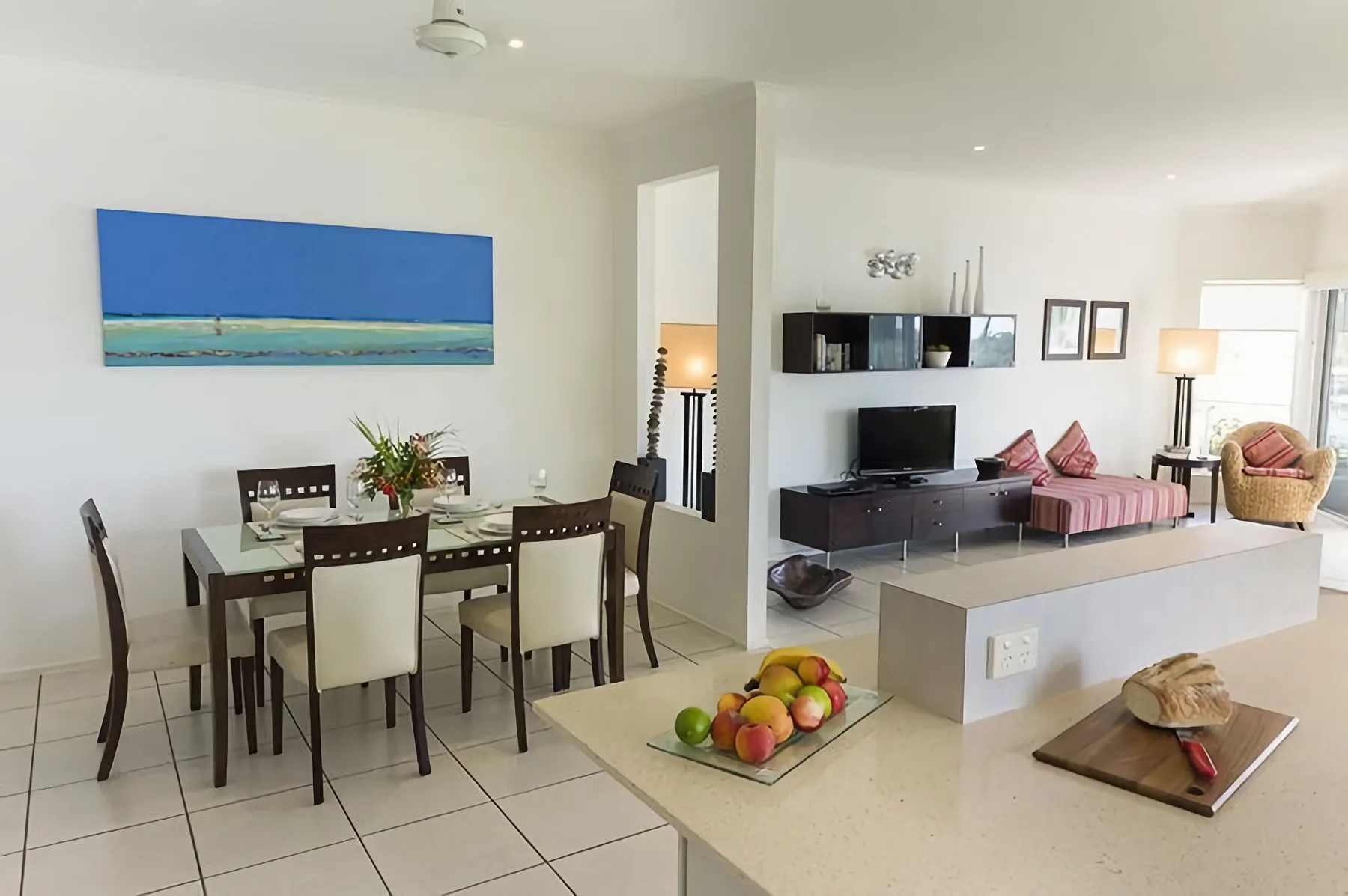 Una sala y comedor de planta abierta con televisor y mesa de comedor.