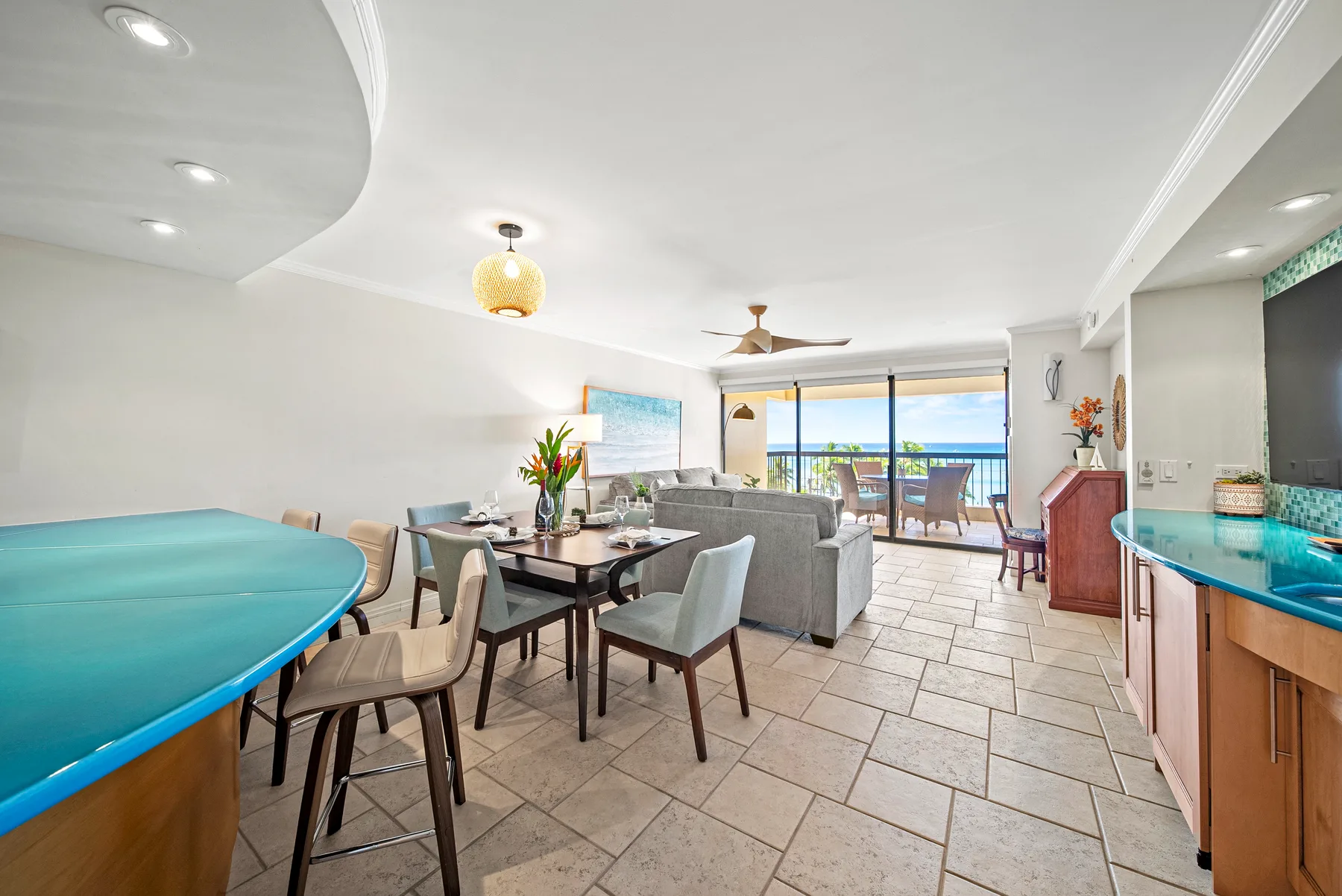 Un espacio abierto de comedor y sala con mesa, asientos y una barra de cocina.