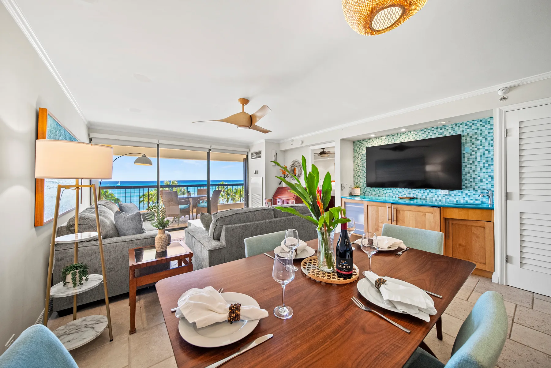 Sala de estar y comedor con una mesa, asientos y un televisor.