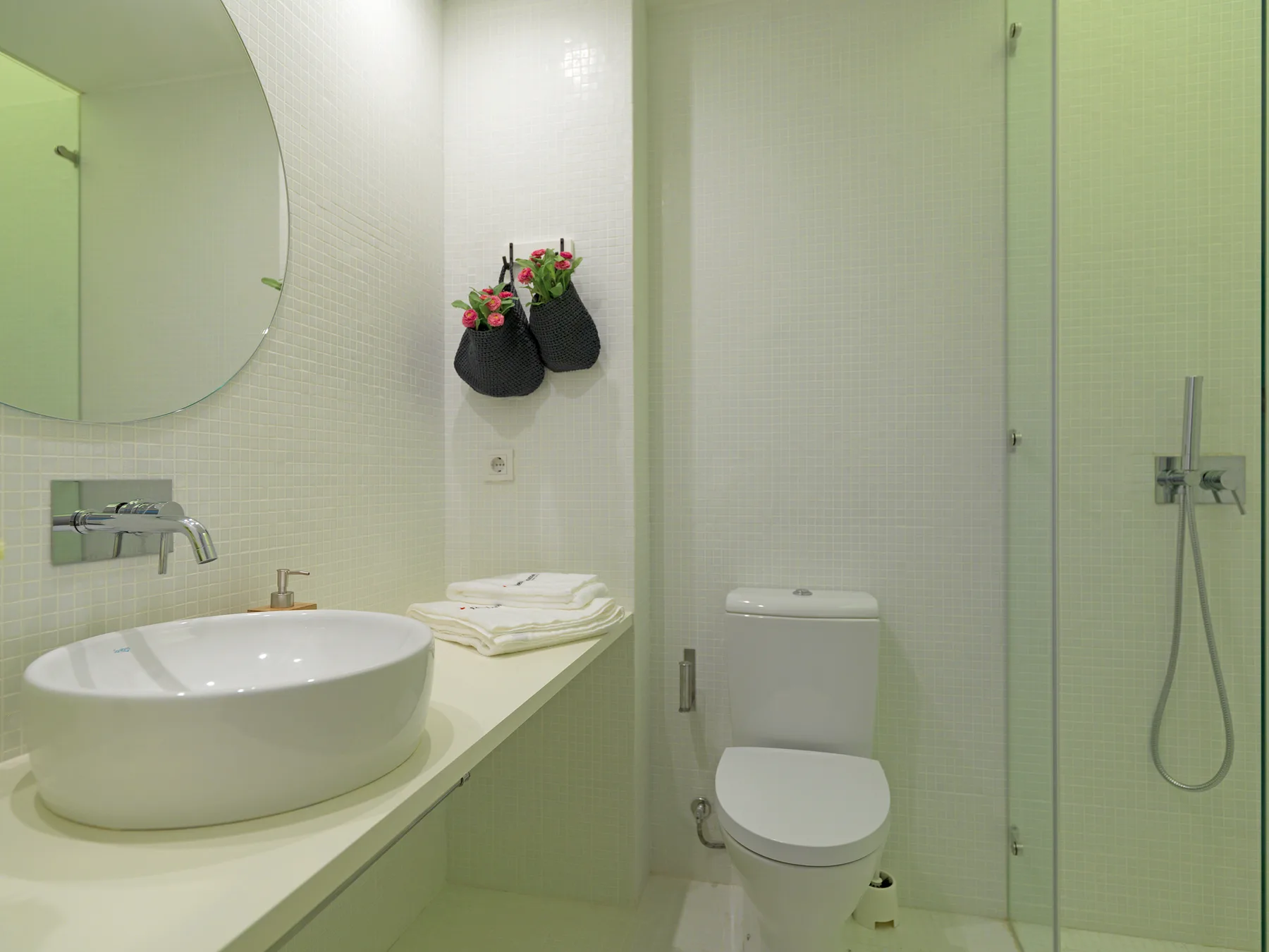 Un baño con lavabo, inodoro y ducha de vidrio.