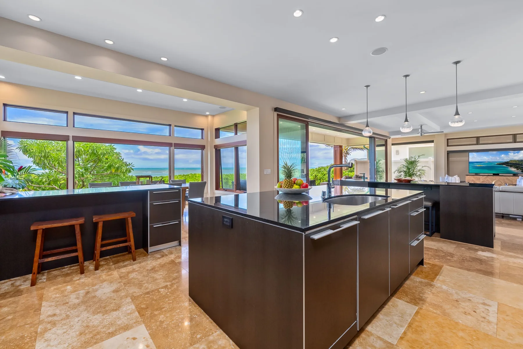 Una cocina amplia cuenta con una gran isla central y ventanas anchas.