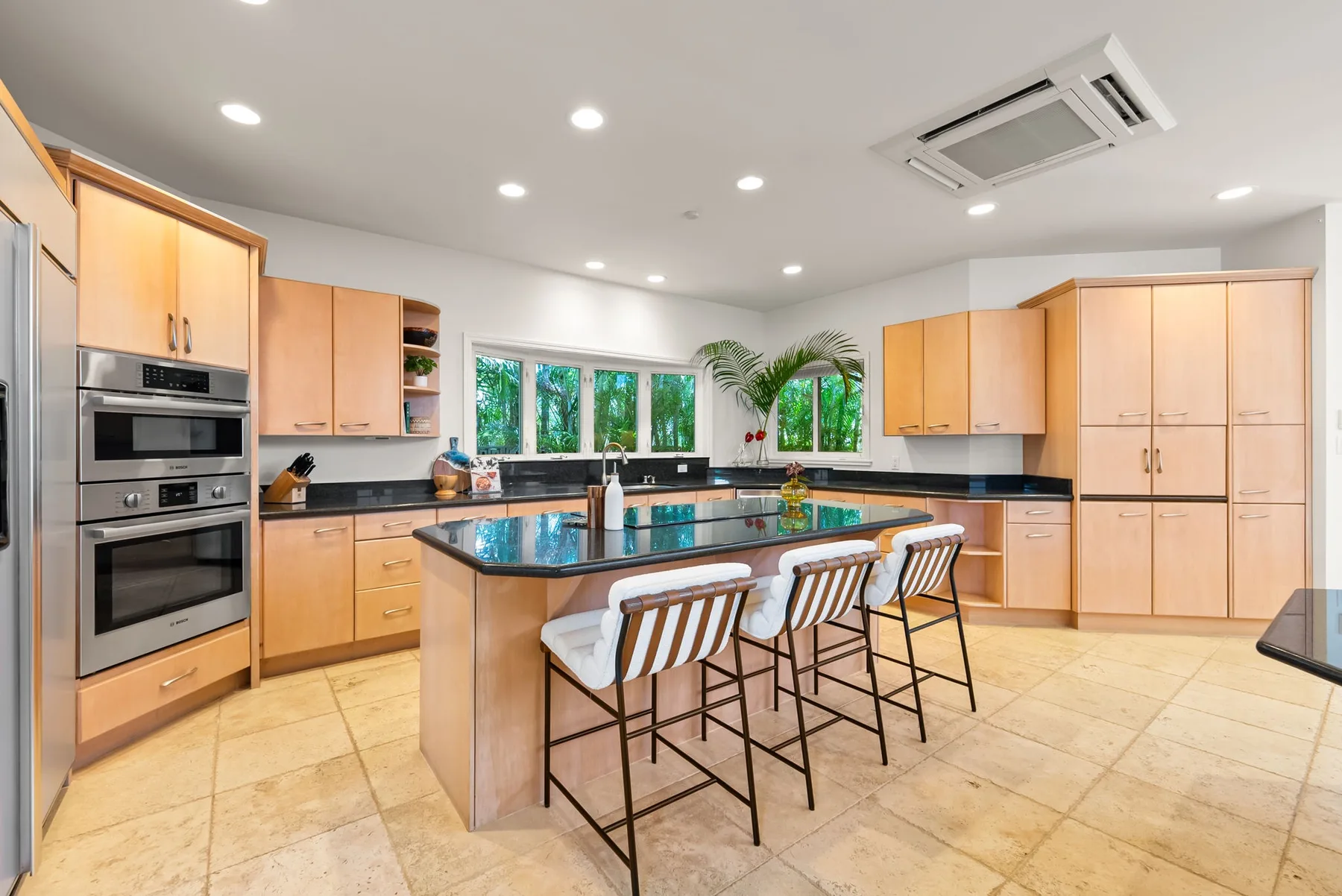 Una cocina amplia con una isla y asientos de barra.