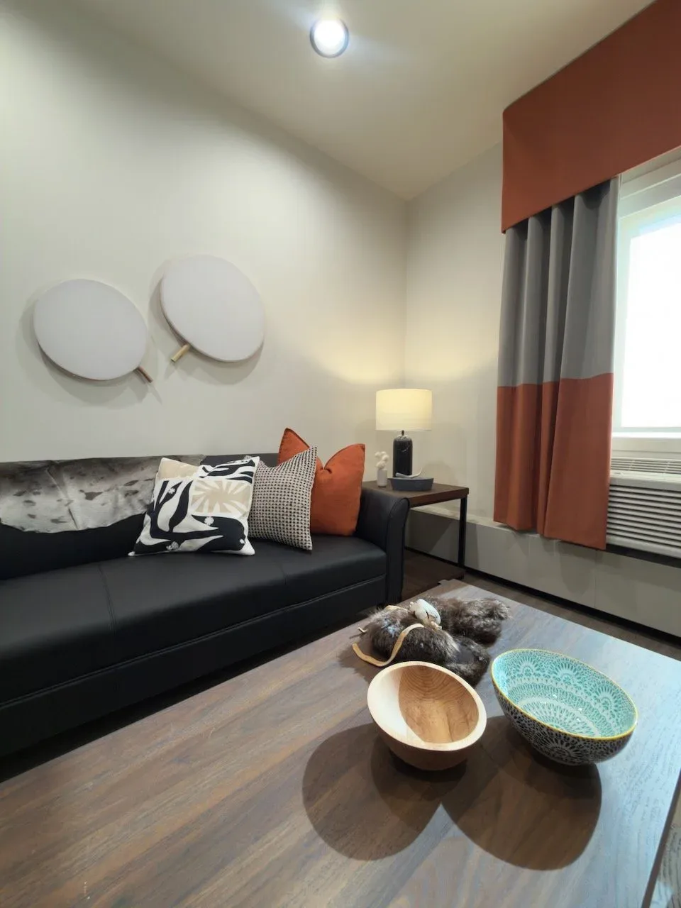 Zona de estar de la suite de dos dormitorios con cama queen