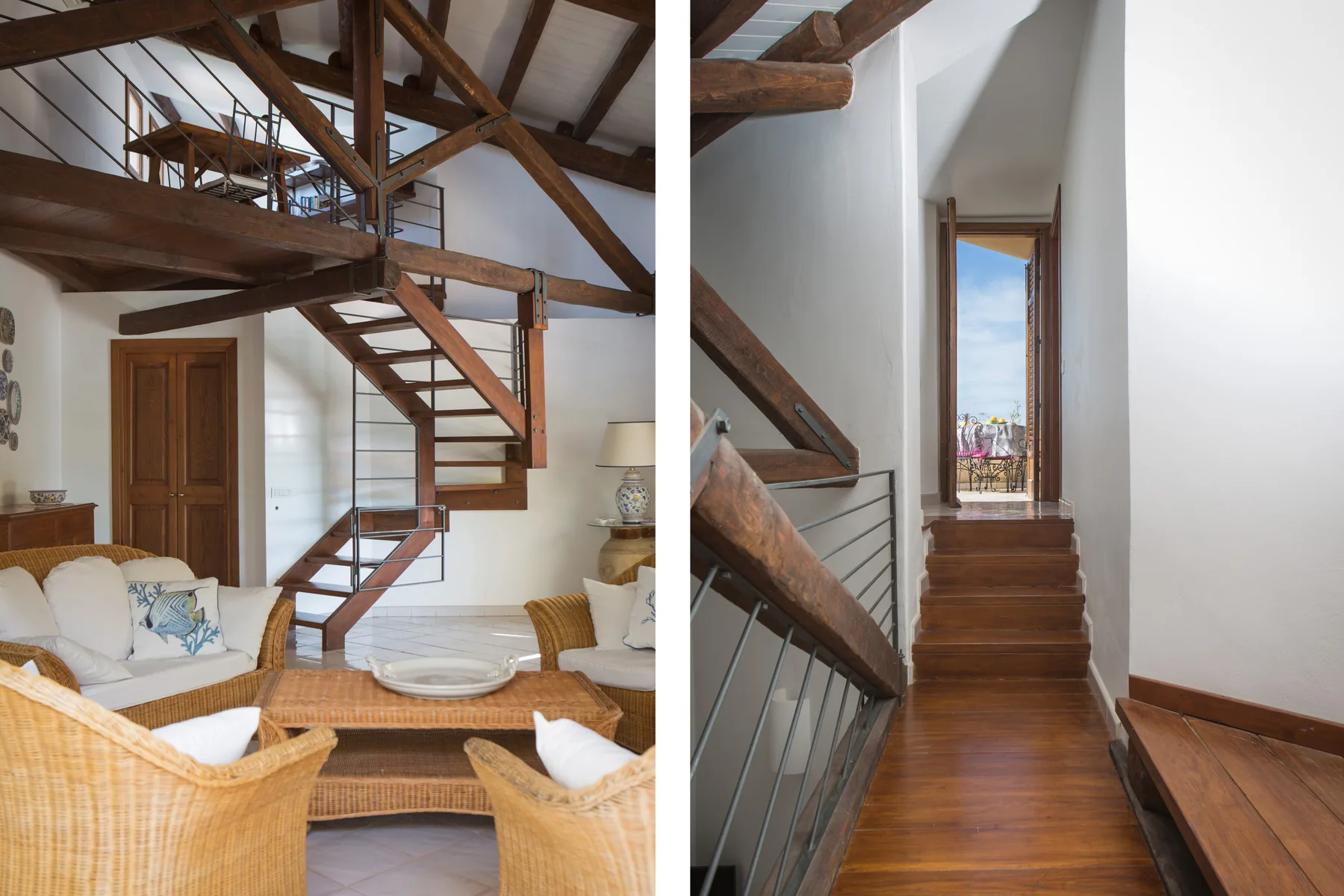 Interior de un altillo con una escalera de madera y asientos de mimbre.