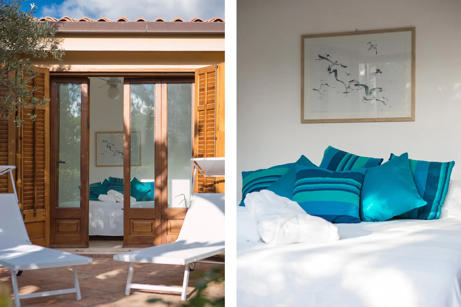 Se muestra un dormitorio con una cama blanca y almohadas azules junto a puertas de madera abiertas.