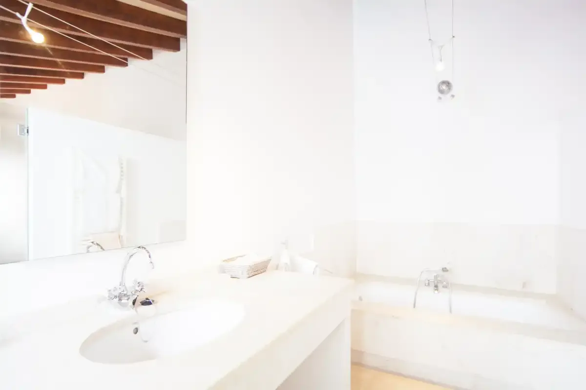 Un baño luminoso con lavabo y bañera.