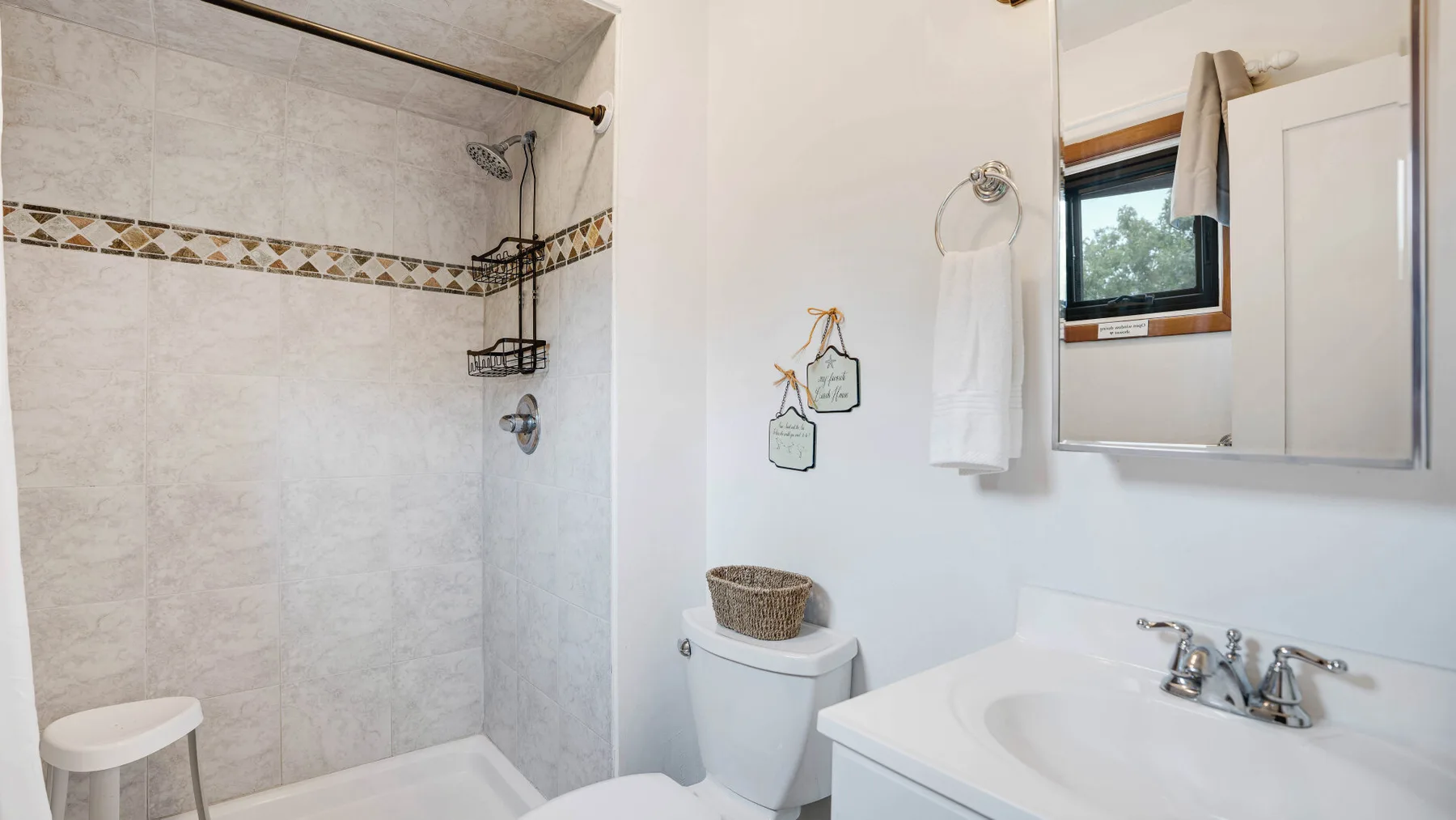 Un baño con ducha, inodoro y lavabo.