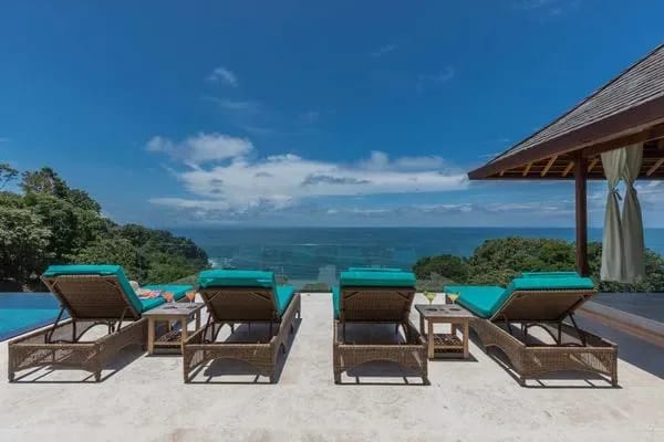 Amplia villa de 5 dormitorios con vistas al océano y a la selva