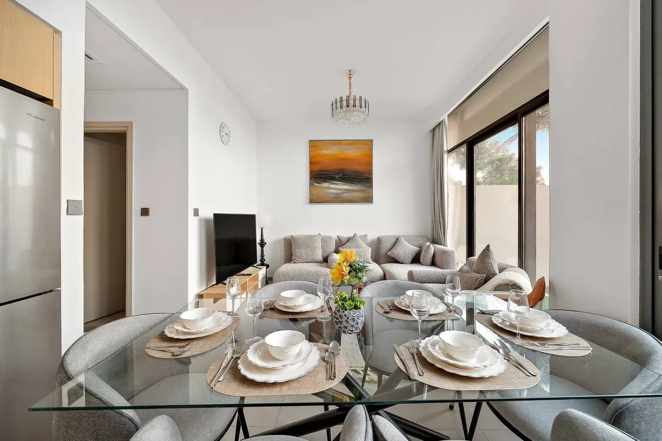 Una luminosa sala de estar y comedor con asientos junto a grandes ventanas.