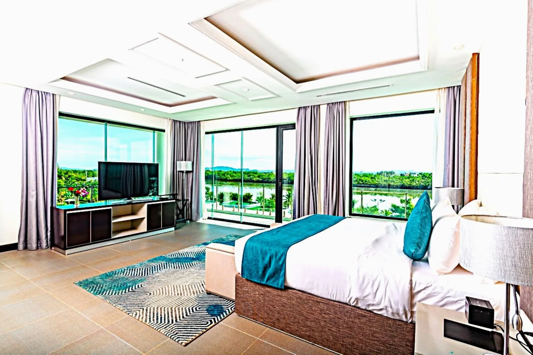 Suite ejecutiva con vistas a la piscina