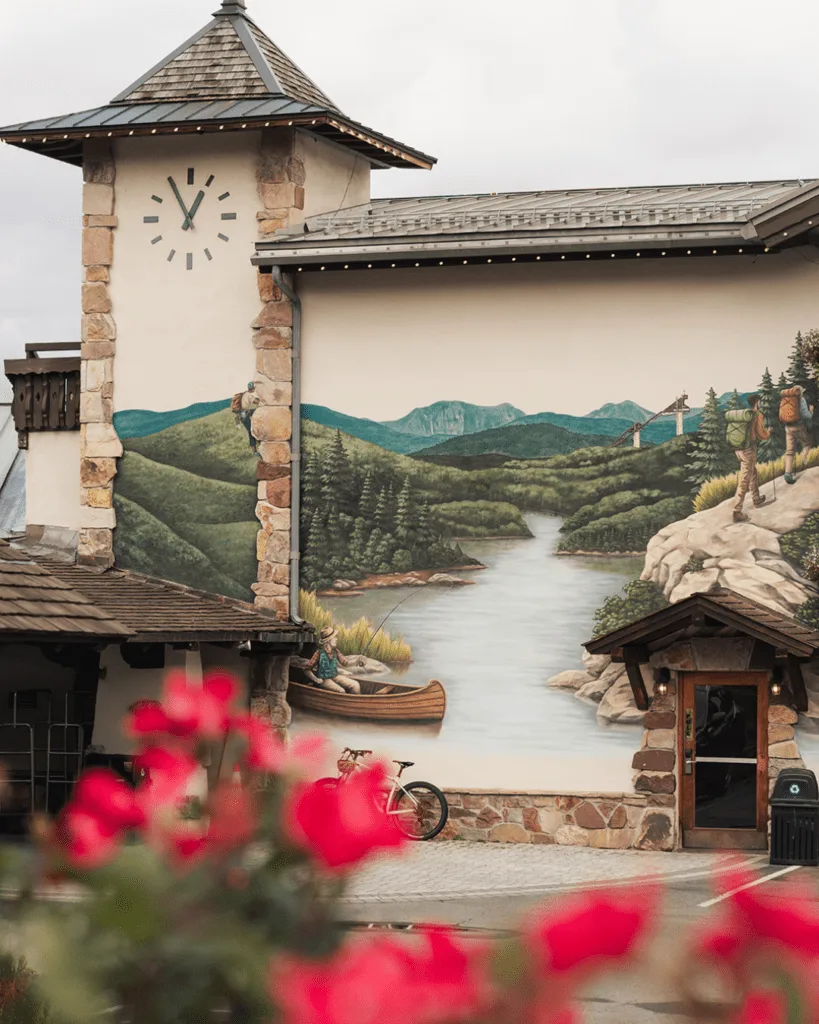 Mural by local artist Hannah Williams at the Golden Arrow