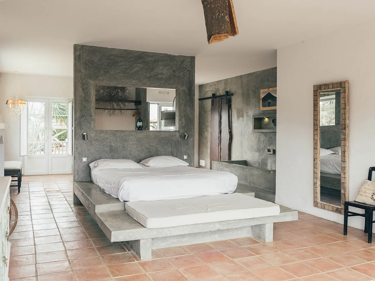 Deluxe Suite, Essence
