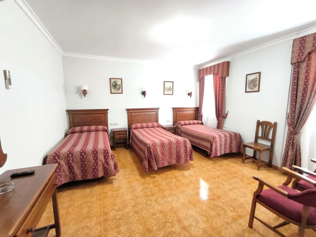 Triple room with three beds