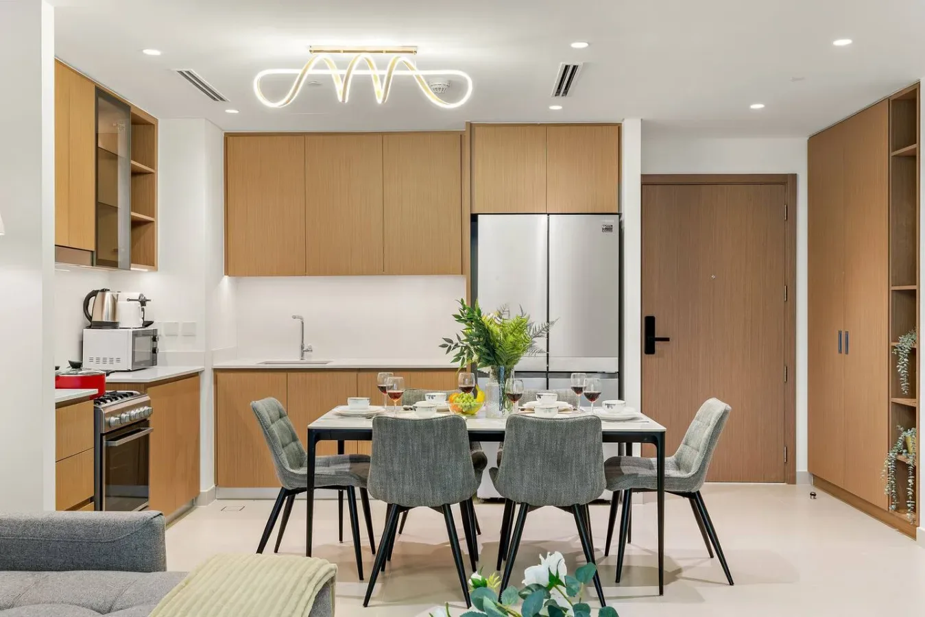 Una cocina moderna y zona de comedor con una mesa junto a la encimera.