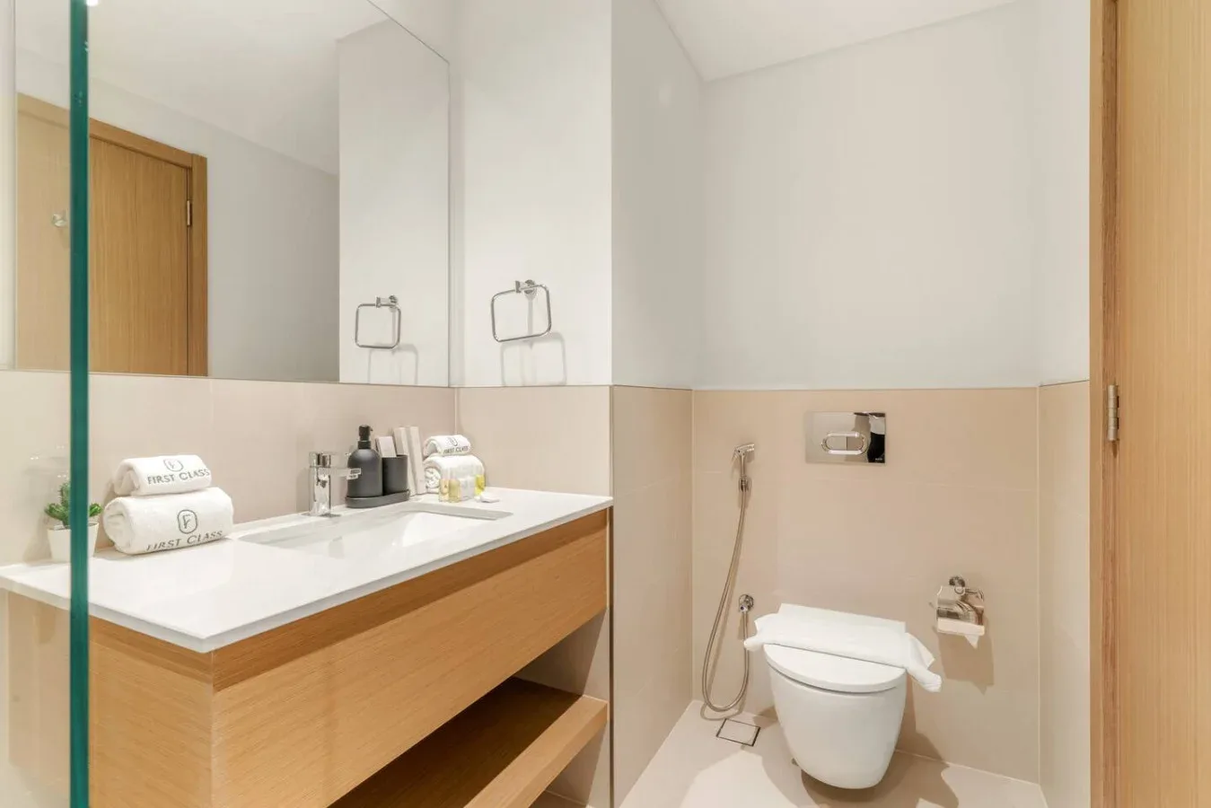 Un baño luminoso con un amplio tocador y un inodoro.