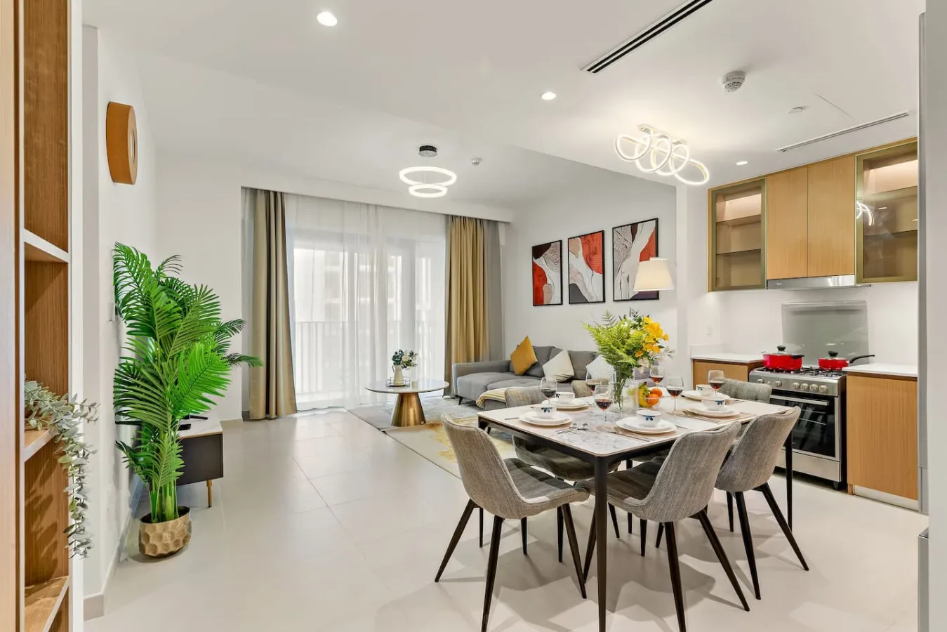 Una zona abierta de comedor y cocina tiene una mesa junto al espacio de estar.