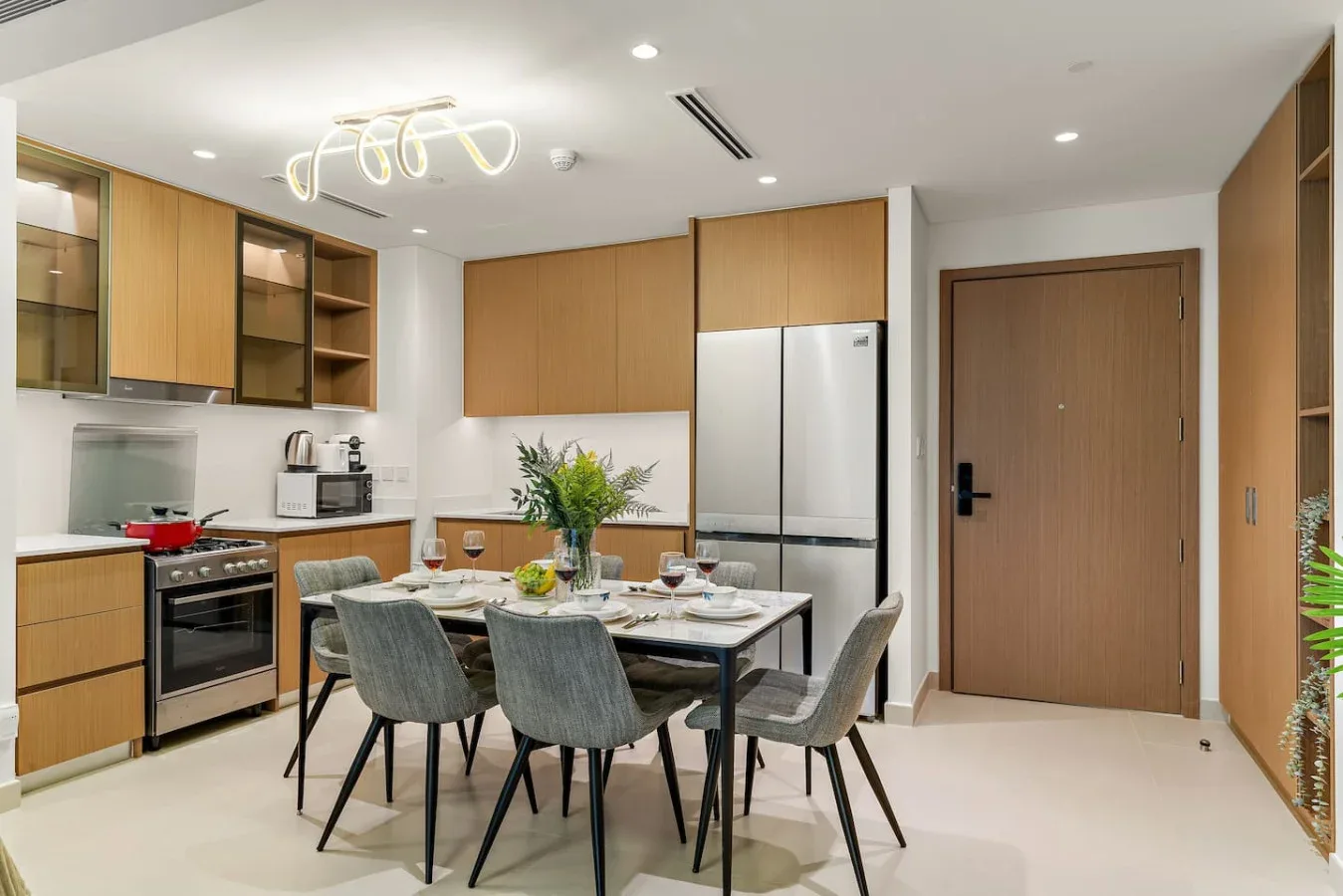 Comedor con mesa y sillas junto a una cocina moderna.