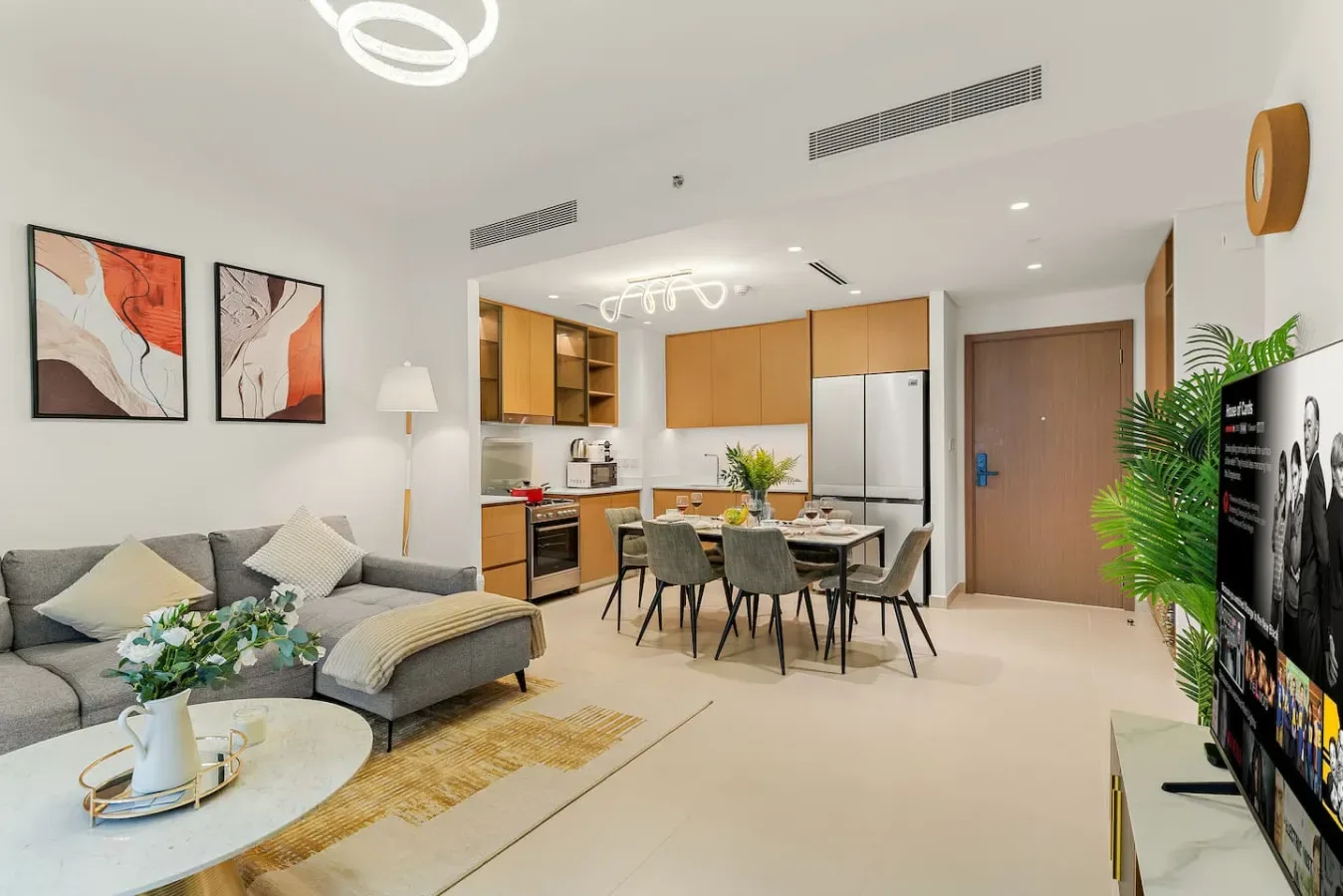 Una luminosa sala-comedor diáfana con cocina y zona de estar.