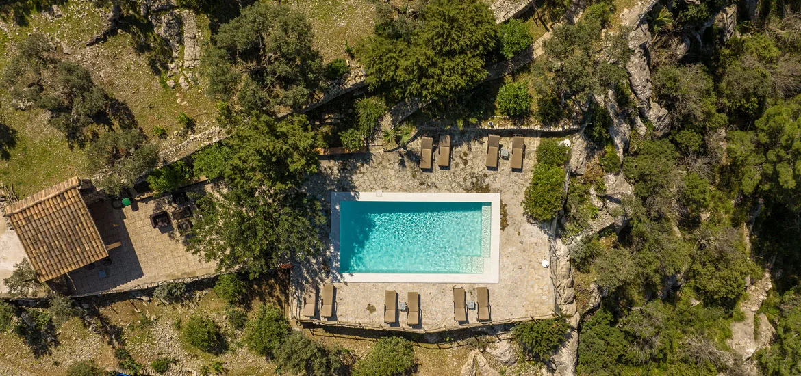 Vista aérea con piscina