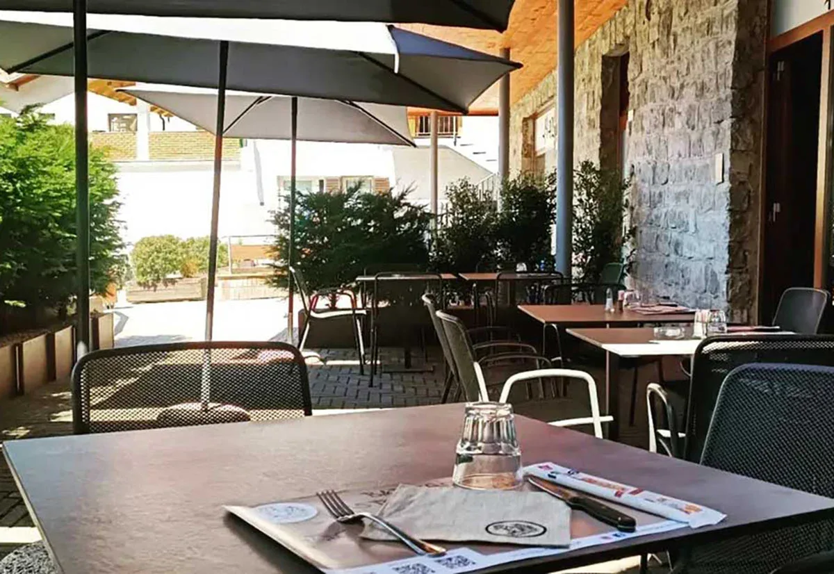 Mesa del restaurante al aire libre