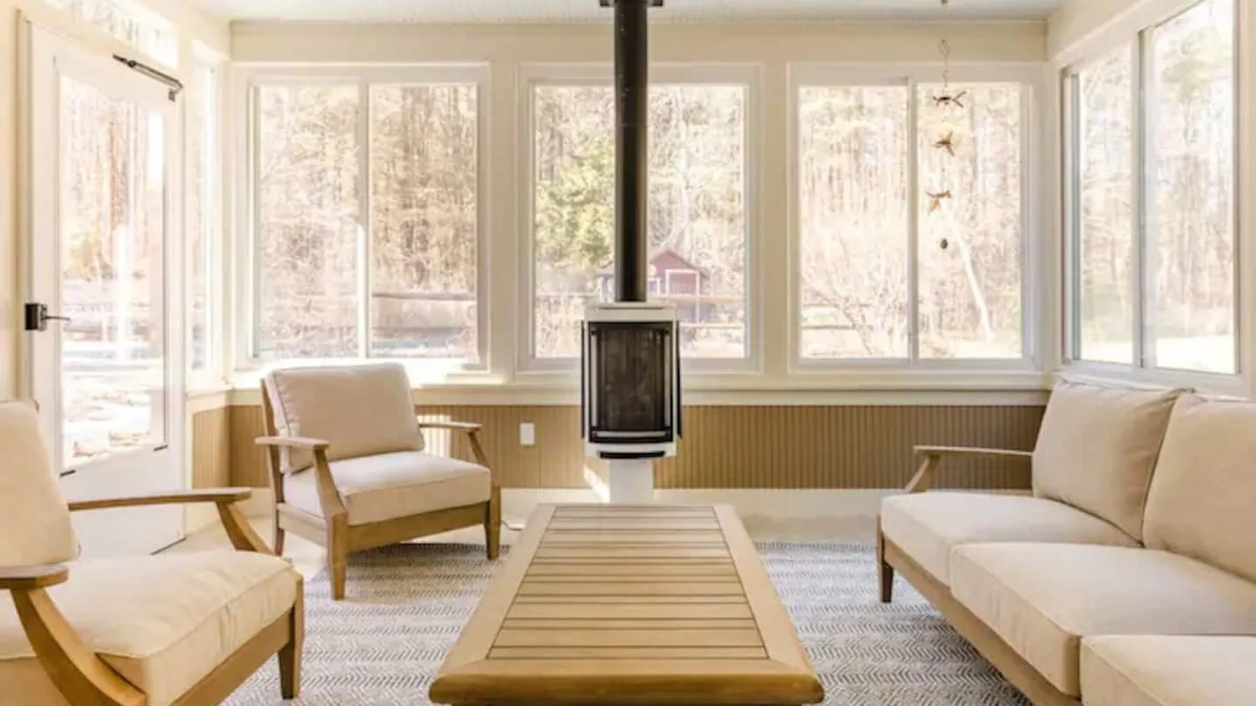 Una luminosa sala de estar con asientos alrededor de una mesa baja de madera.